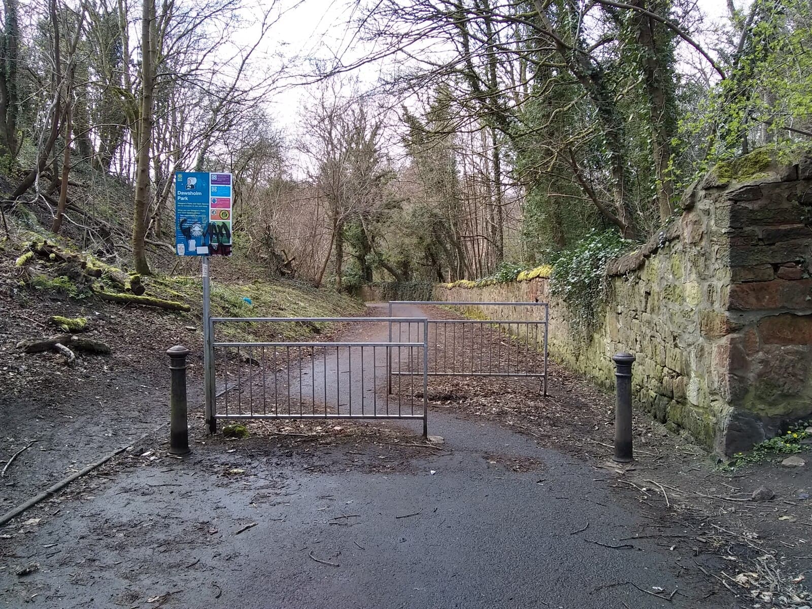 Entrance sign and path into Dawsholm Park, Glasgow